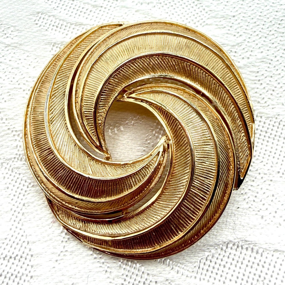 Vintage Signed Trifari 50s 60s Gold Tone Abstract Swirl Circle Classic Brooch